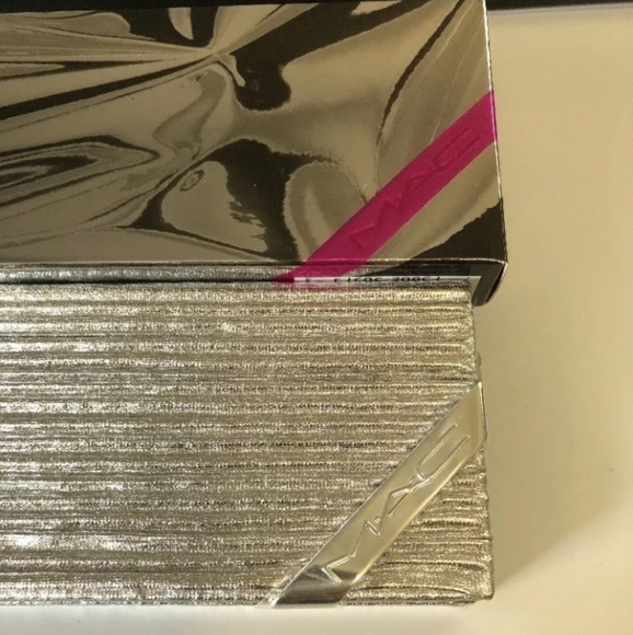 MAC Pretty Shinny Things Compact (Fair) - Picture 5 of 5